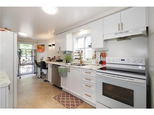 429 Exmoor Street, Waterloo, ON - Indoor Photo Showing Kitchen With Double Sink