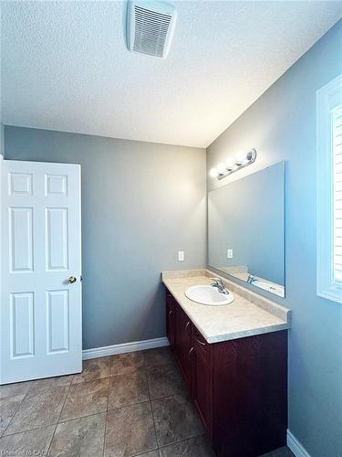 108 Yates Avenue, Cambridge, ON - Indoor Photo Showing Bathroom