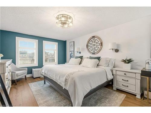 3196 Desmond Drive, Burlington, ON - Indoor Photo Showing Bedroom