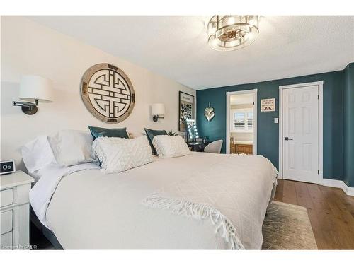 3196 Desmond Drive, Burlington, ON - Indoor Photo Showing Bedroom