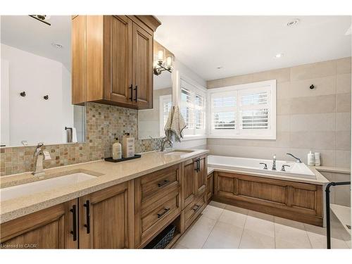 3196 Desmond Drive, Burlington, ON - Indoor Photo Showing Bathroom