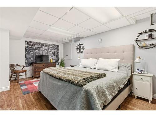 3196 Desmond Drive, Burlington, ON - Indoor Photo Showing Bedroom