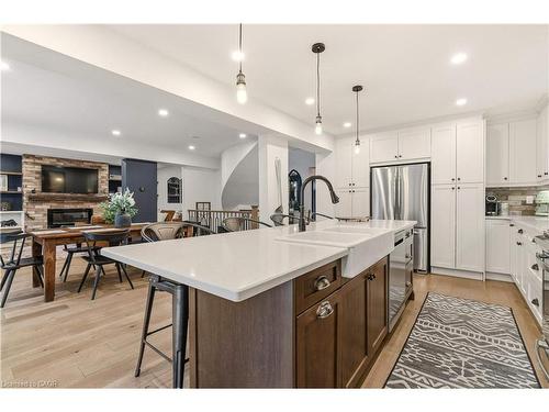 3196 Desmond Drive, Burlington, ON - Indoor Photo Showing Kitchen With Upgraded Kitchen