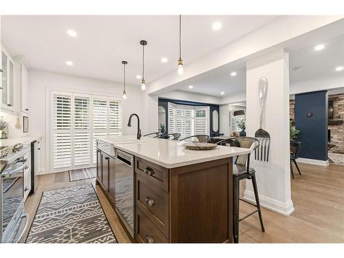 3196 Desmond Drive, Burlington, ON - Indoor Photo Showing Kitchen With Upgraded Kitchen