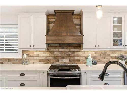 3196 Desmond Drive, Burlington, ON - Indoor Photo Showing Kitchen