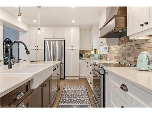 3196 Desmond Drive, Burlington, ON - Indoor Photo Showing Kitchen With Upgraded Kitchen