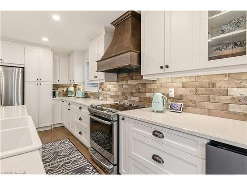 3196 Desmond Drive, Burlington, ON - Indoor Photo Showing Kitchen With Upgraded Kitchen