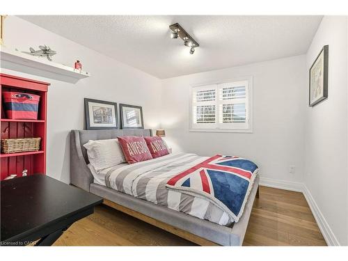 3196 Desmond Drive, Burlington, ON - Indoor Photo Showing Bedroom