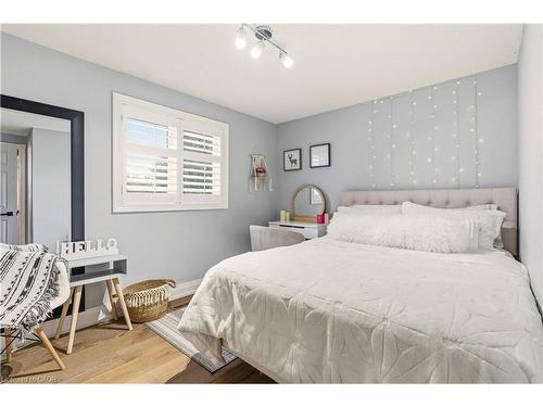 3196 Desmond Drive, Burlington, ON - Indoor Photo Showing Bedroom