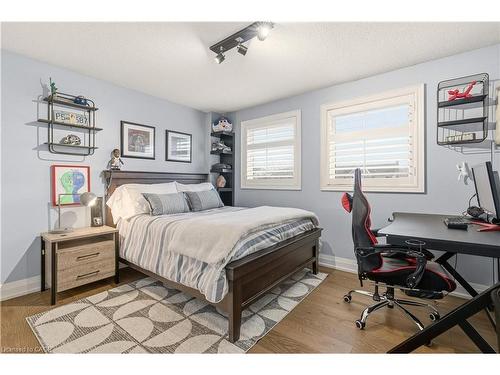 3196 Desmond Drive, Burlington, ON - Indoor Photo Showing Bedroom