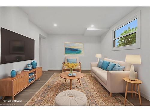 20 Crosthwaite Avenue N, Hamilton, ON - Indoor Photo Showing Living Room