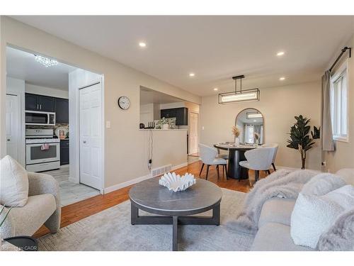 147 Taylor Avenue, Cambridge, ON - Indoor Photo Showing Living Room