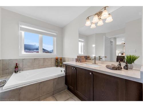 4838 Columbus Drive, Burlington, ON - Indoor Photo Showing Bathroom
