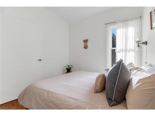 158 Wilson Street, Hamilton, ON - Indoor Photo Showing Bedroom