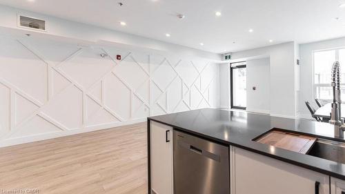 104-120 Springvalley Crescent, Hamilton, ON - Indoor Photo Showing Kitchen