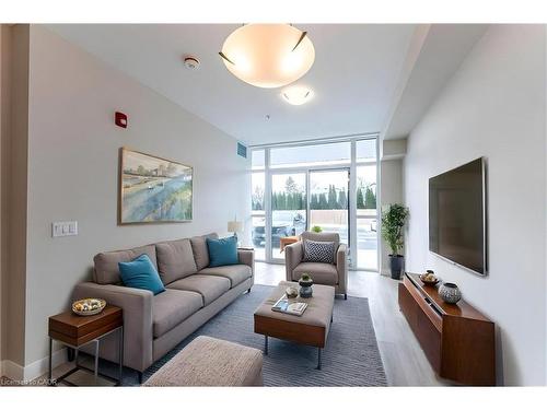 104-120 Springvalley Crescent, Hamilton, ON - Indoor Photo Showing Living Room