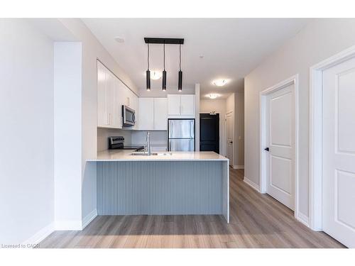 104-120 Springvalley Crescent, Hamilton, ON - Indoor Photo Showing Kitchen