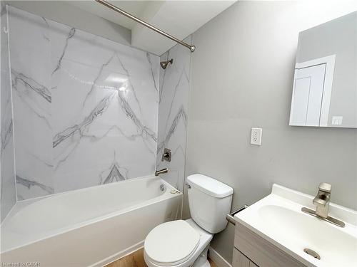 5-120 Charles Street, Hamilton, ON - Indoor Photo Showing Bathroom