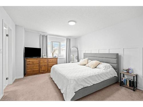 105 Thompson Road, Caledonia, ON - Indoor Photo Showing Bedroom