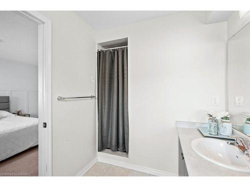 105 Thompson Road, Caledonia, ON - Indoor Photo Showing Bathroom