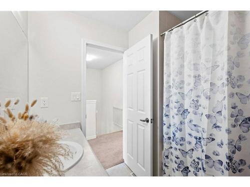 105 Thompson Road, Caledonia, ON - Indoor Photo Showing Bathroom