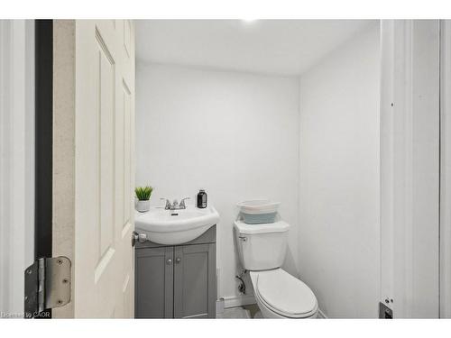 105 Thompson Road, Caledonia, ON - Indoor Photo Showing Bathroom