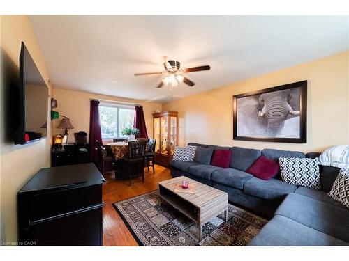 15 Dartford Place, Hamilton, ON - Indoor Photo Showing Living Room