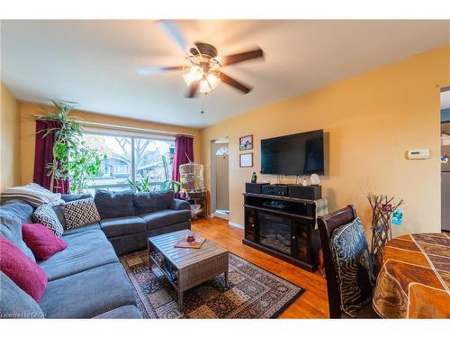 15 Dartford Place, Hamilton, ON - Indoor Photo Showing Living Room
