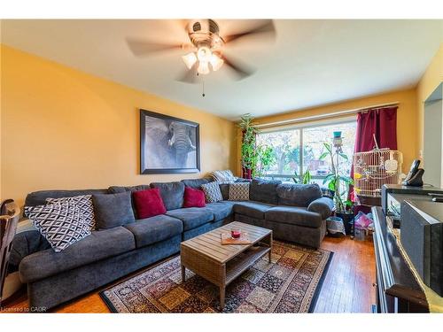 15 Dartford Place, Hamilton, ON - Indoor Photo Showing Living Room