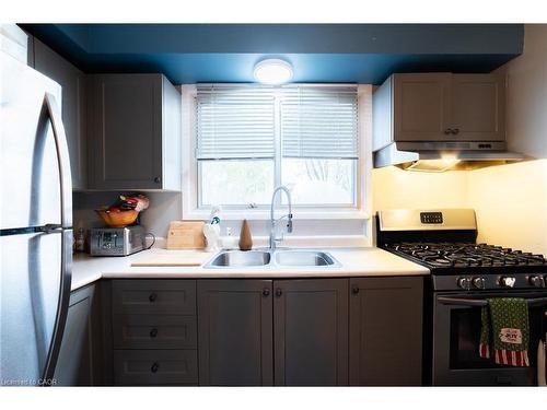15 Dartford Place, Hamilton, ON - Indoor Photo Showing Kitchen With Double Sink
