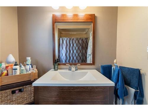 15 Dartford Place, Hamilton, ON - Indoor Photo Showing Bathroom