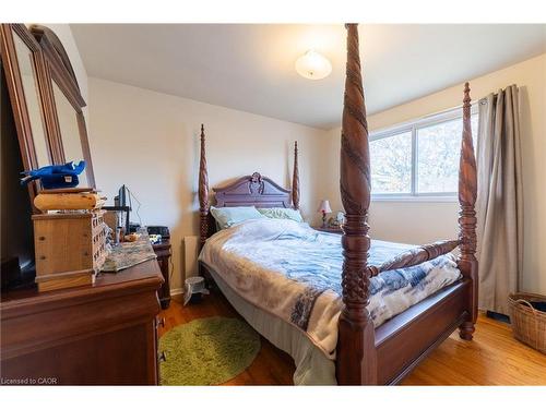 15 Dartford Place, Hamilton, ON - Indoor Photo Showing Bedroom