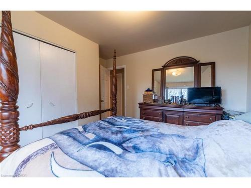 15 Dartford Place, Hamilton, ON - Indoor Photo Showing Bedroom