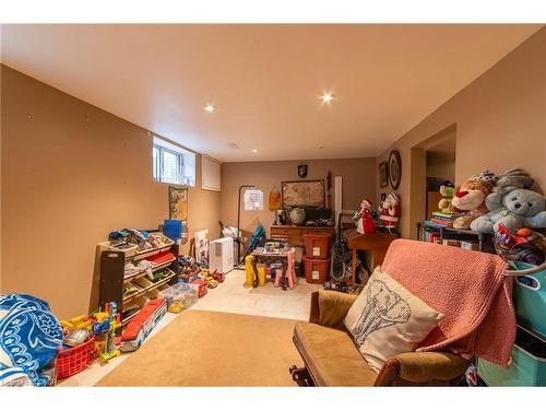 15 Dartford Place, Hamilton, ON - Indoor Photo Showing Living Room
