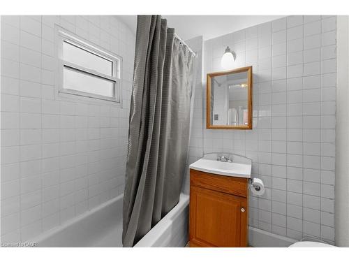 379 Strathearne Avenue, Hamilton, ON - Indoor Photo Showing Bathroom