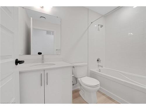 519-1100 Lackner Place, Kitchener, ON - Indoor Photo Showing Bathroom