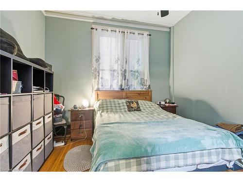 30 Ontario Avenue, Hamilton, ON - Indoor Photo Showing Bedroom