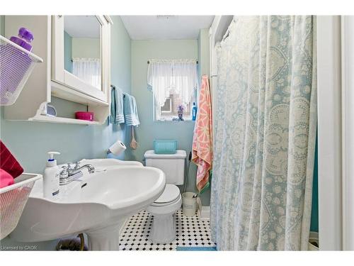 30 Ontario Avenue, Hamilton, ON - Indoor Photo Showing Bathroom