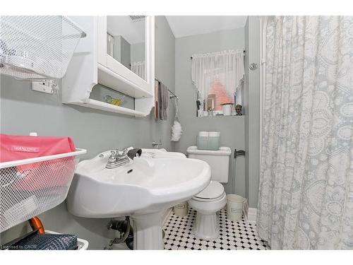30 Ontario Avenue, Hamilton, ON - Indoor Photo Showing Bathroom