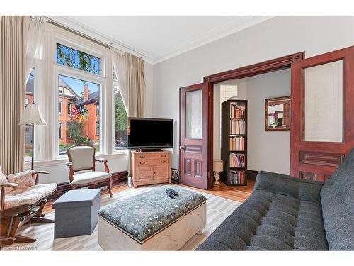 30 Ontario Avenue, Hamilton, ON - Indoor Photo Showing Living Room