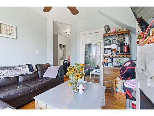 30 Ontario Avenue, Hamilton, ON - Indoor Photo Showing Living Room