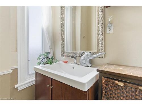 30 Ontario Avenue, Hamilton, ON - Indoor Photo Showing Bathroom