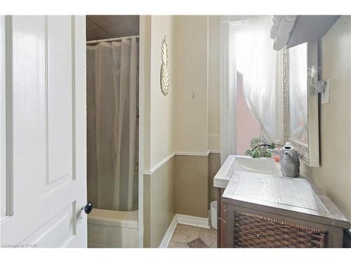 30 Ontario Avenue, Hamilton, ON - Indoor Photo Showing Bathroom