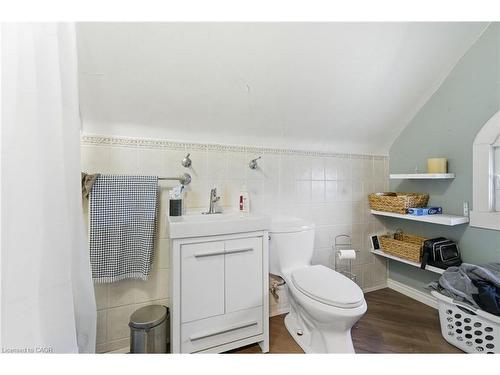 30 Ontario Avenue, Hamilton, ON - Indoor Photo Showing Bathroom