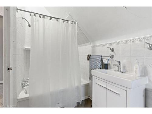 30 Ontario Avenue, Hamilton, ON - Indoor Photo Showing Bathroom