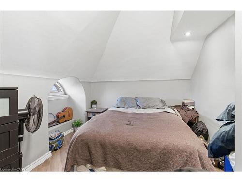 30 Ontario Avenue, Hamilton, ON - Indoor Photo Showing Bedroom
