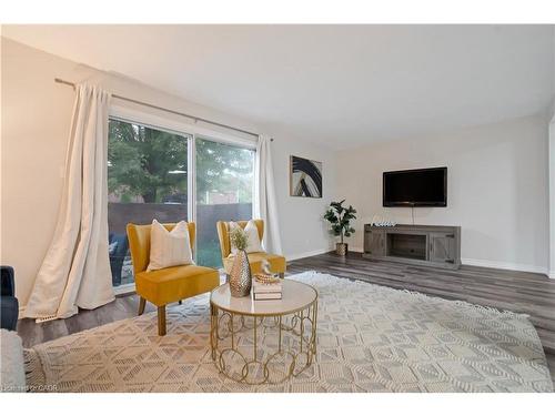 60-770 Fanshawe Park Road E, London, ON - Indoor Photo Showing Living Room
