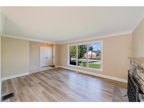 131 Sanatorium Road, Hamilton, ON - Indoor Photo Showing Living Room