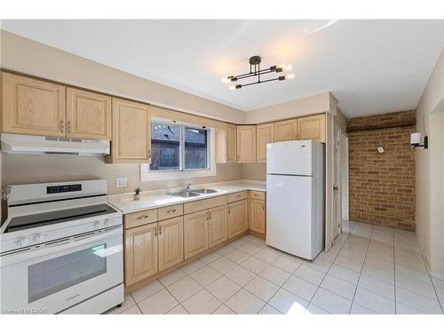 131 Sanatorium Road, Hamilton, ON - Indoor Photo Showing Kitchen With Double Sink