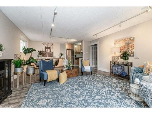 308-75 Hazelglen Drive, Kitchener, ON - Indoor Photo Showing Living Room